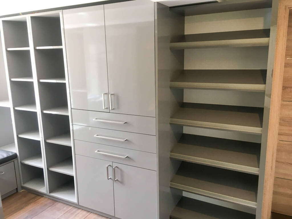 Maßgefertigter Einbauschrank in hochwertiger Holzverarbeitung von der Tischlerei Perkampus