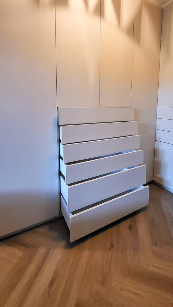 Maßgefertigter Einbauschrank in hochwertiger Holzverarbeitung von der Tischlerei Perkampus