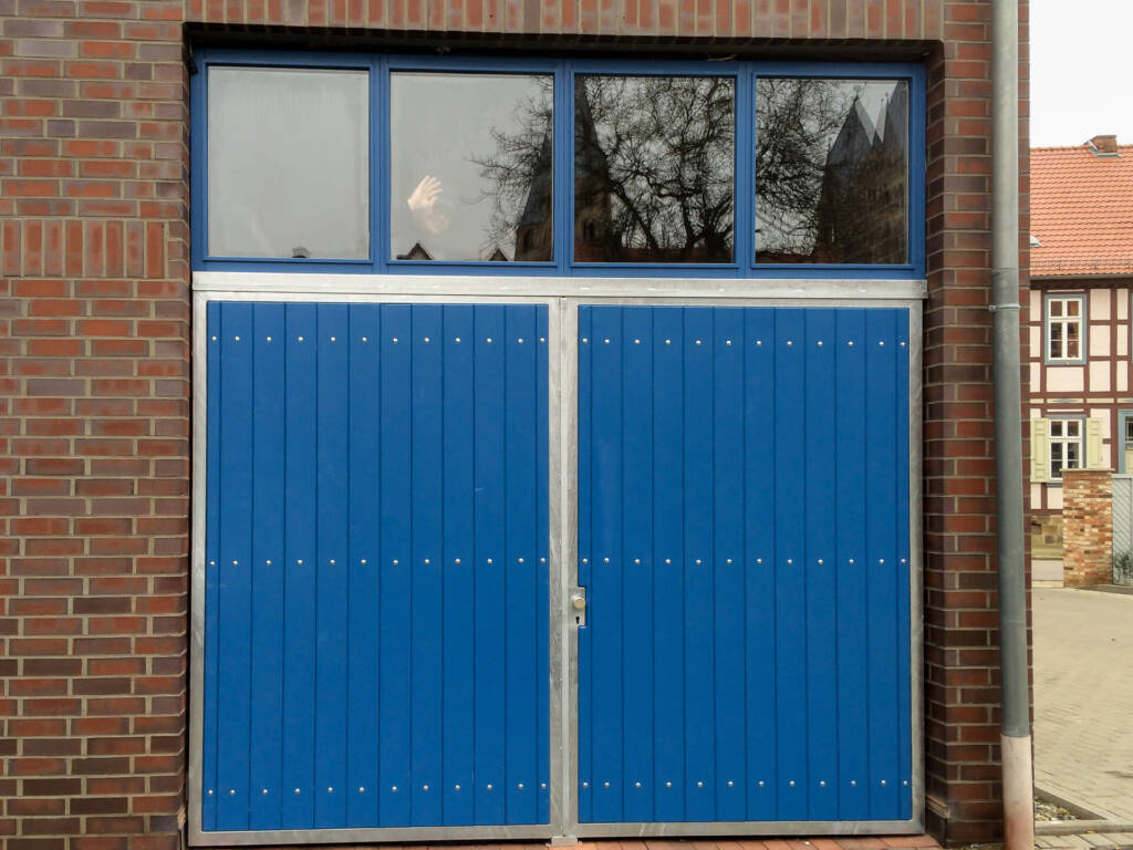 Modernes Holzfenster mit klarer Linienführung und natürlicher Oberfläche – umgesetzt von der Tischlerei Perkampus