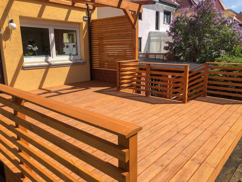 Robuste Holzterrasse für den Außenbereich, umgesetzt von der Tischlerei Perkampus