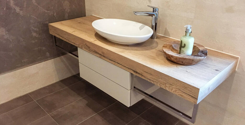 Maßgefertigte Badmöbel aus Holz für ein modernes Badezimmer, gefertigt von der Tischlerei Perkampus