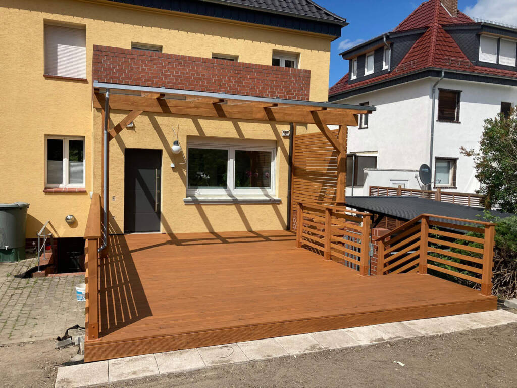Robuste Holzterrasse für den Außenbereich, umgesetzt von der Tischlerei Perkampus