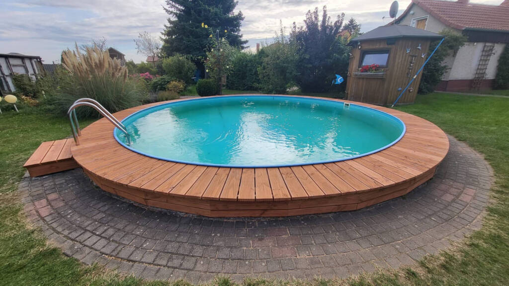 Poolumrandung aus Holz für den Außenbereich – langlebig und stilvoll umgesetzt von der Tischlerei Perkampus