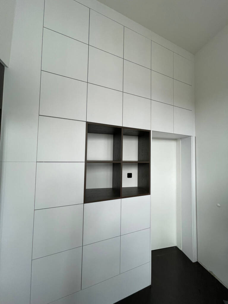 Maßgefertigter Einbauschrank in hochwertiger Holzverarbeitung von der Tischlerei Perkampus
