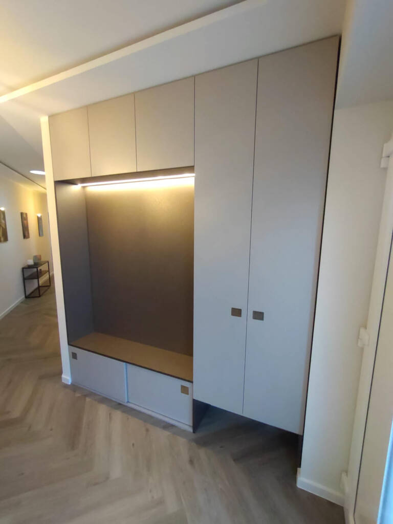 Maßgefertigter Einbauschrank in hochwertiger Holzverarbeitung von der Tischlerei Perkampus