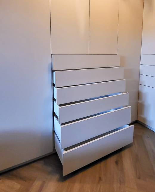 Einbauschrank nach Maß – Tischlerei Perkampus Maßgefertigter Einbauschrank in hochwertiger Holzverarbeitung von der Tischlerei Perkampus