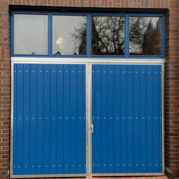 Modernes Holzfenster mit klarer Linienführung und natürlicher Oberfläche – umgesetzt von der Tischlerei Perkampus