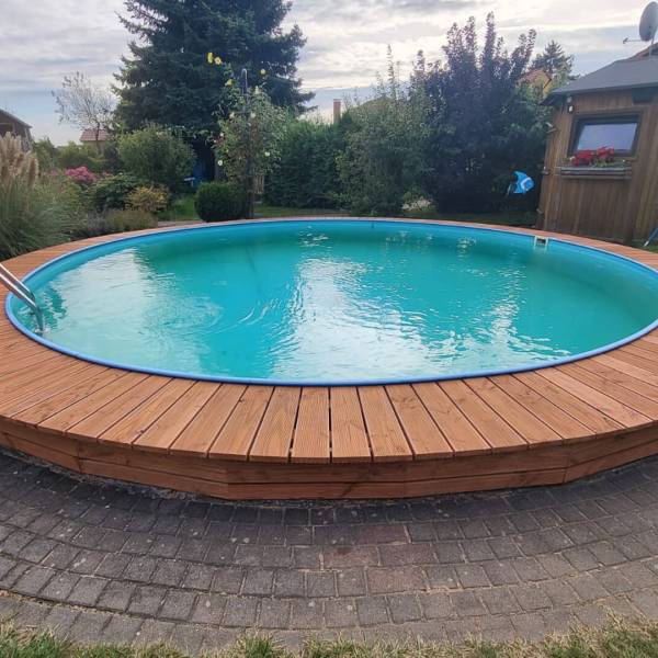 Poolumrandung aus Holz für den Außenbereich – langlebig und stilvoll umgesetzt von der Tischlerei Perkampus