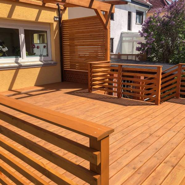 Robuste Holzterrasse für den Außenbereich, umgesetzt von der Tischlerei Perkampus